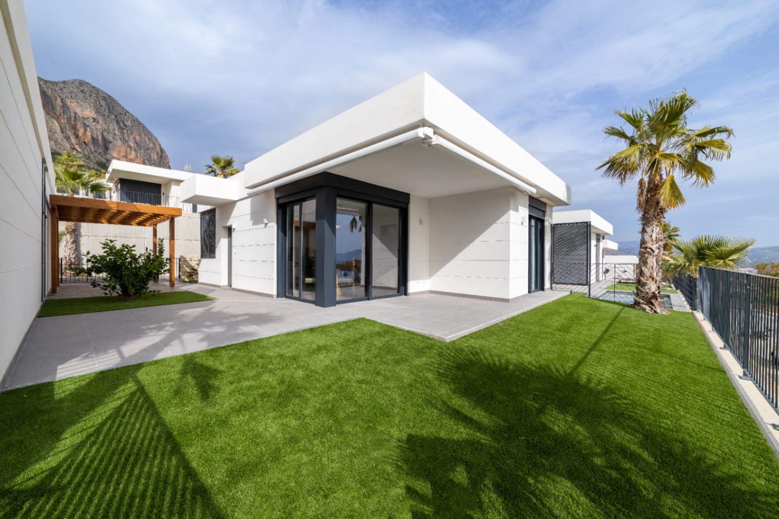 Villas with sea and mountain views in Finestrat